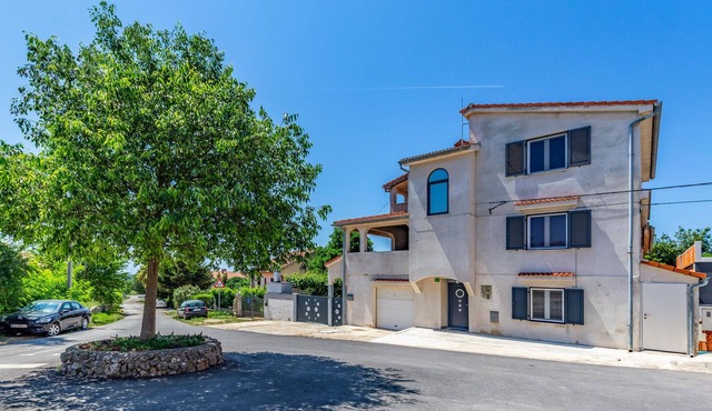 This apartment is located on the ground floor of a family house near Pula.