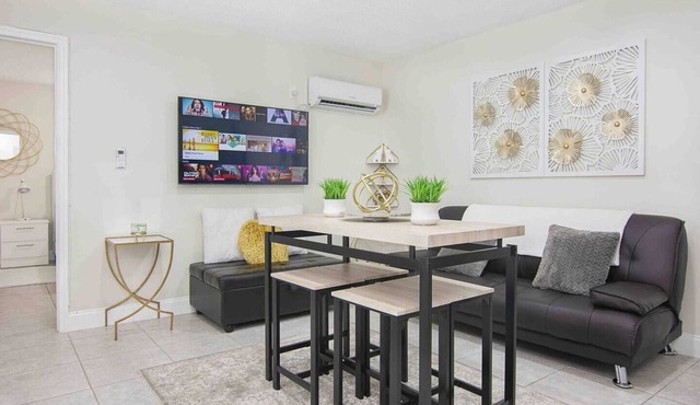 This apartment is a 1 bedroom(s), 1 bathrooms, located in Fort Lauderdale, FL.
