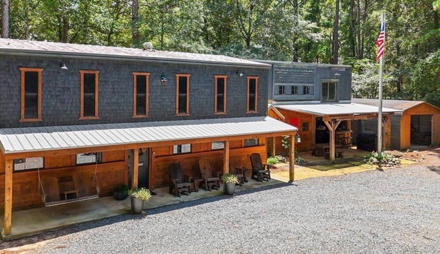 This barn is a 2 bedroom(s), 2 bathrooms, located in Montezuma, GA.