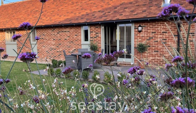 This barn is a 2 bedroom(s), 2 bathrooms, located in Kent, England.