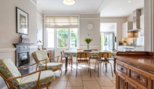 This Beautiful 4 Bedroom Period House located in Ealing, West London.