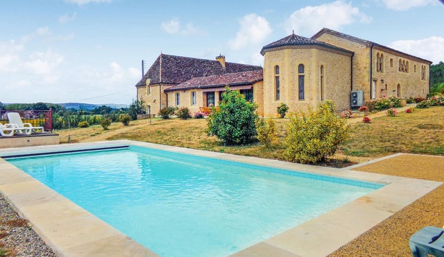 This beautiful and bright vacation home in the heart of the Périgord Noir welcomes you in Limeuil, o