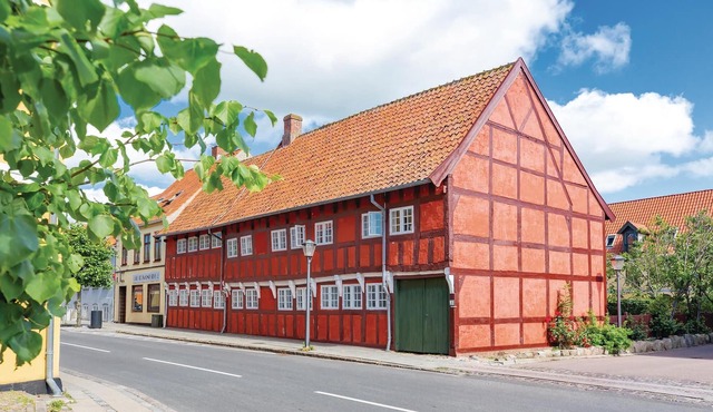 This beautiful apartment is located in a historic building near the center of Skælsør.