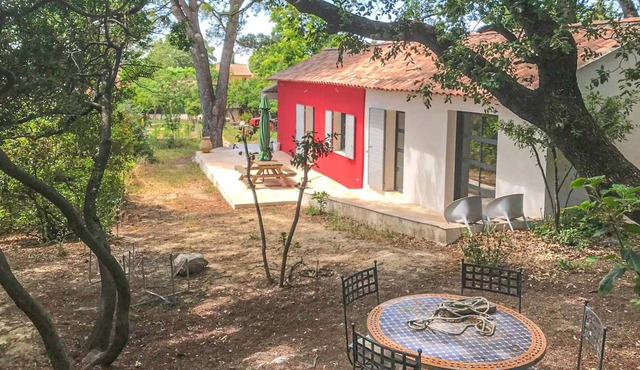 This beautiful cottage with swimming pool welcomes you at the foot of the hills of Marcel Pagnol, at