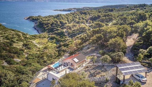 This beautiful domicile with pool is located in a beautiful bay, surrounded by olive and pine trees,