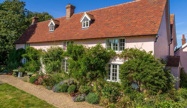 This beautiful hall provides all you could want for a wonderful family stay.