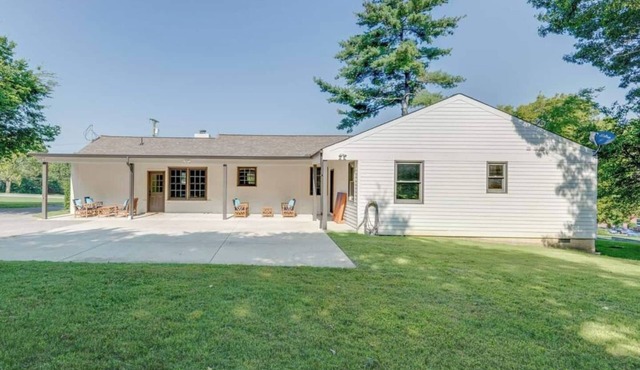 This beautiful Nashville home is tucked away 9 min from the Grand Ole Opry and 4 miles to Broadway ! Its an open concept 2500- sq feet 3 bedroom 2 baths perfect for famlies or couples.