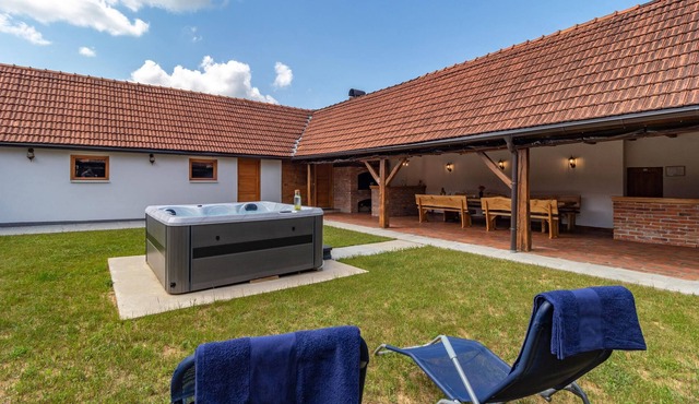This beautifully furnished cottage with hydromassage and sauna is located in a beautiful natural env