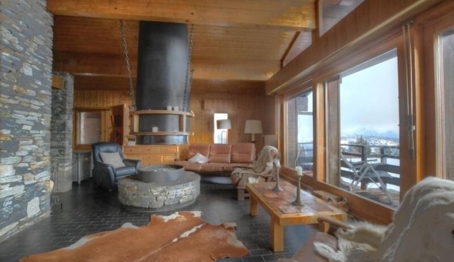 This beautifully renovated chalet in the Anzère ski resort offers a warm and authentic atmosphere fo