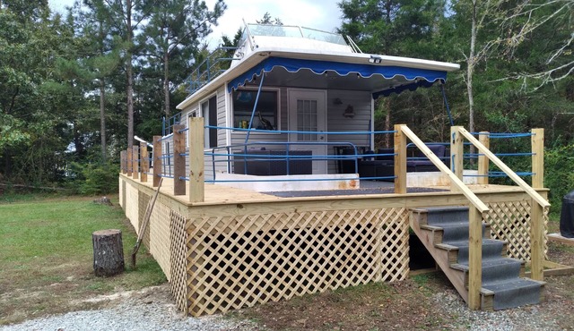 This Boat Don't Float. Completely refinished and updated 50 foot Houseboat.