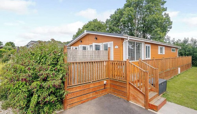 This boutique stylish lodge has one master double with en suite shower room.