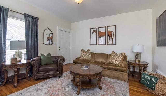 This bungalow is a 2 bedroom(s), 1 bathrooms, located in Lexington, KY.