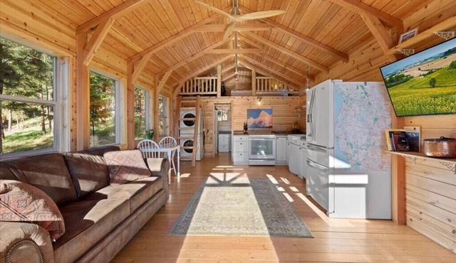 This cabin is a 1 bedroom(s), 1 bathrooms, located in Florence, MT.