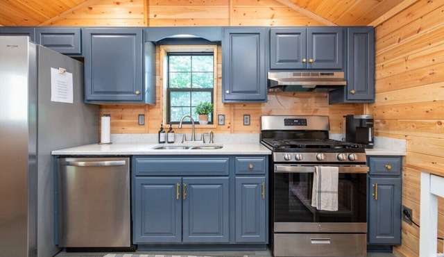 This cabin is a 1 bedroom(s), 1 bathrooms, located in Stanton, KY.
