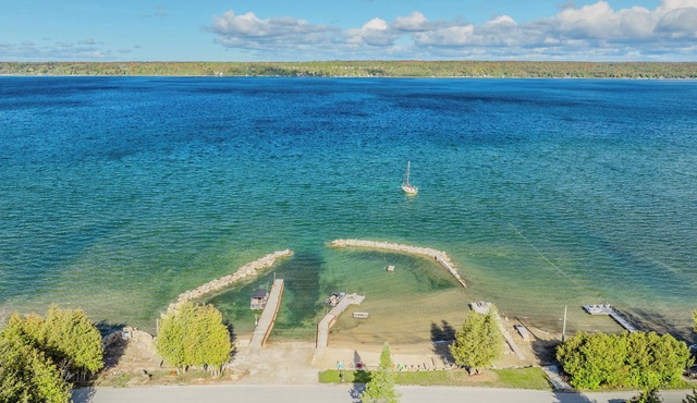 This cabin is a 2 bedroom(s), 1 bathrooms, located in Wiarton, Ontario.