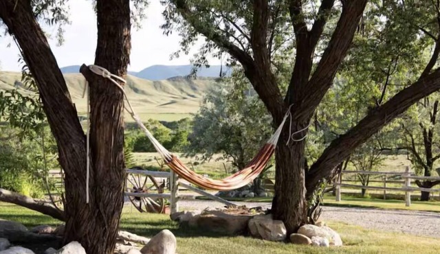 This cabin is a 2 bedroom(s), 2 bathrooms, located in Buffalo, WY.