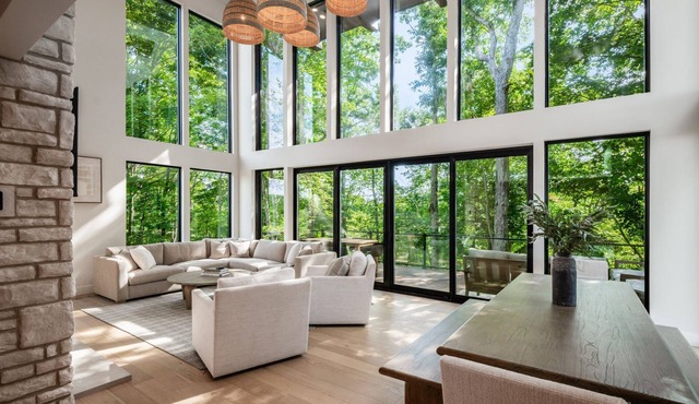 This cabin is a 4 bedroom(s), 2.5 bathrooms, located in New Plymouth, OH.