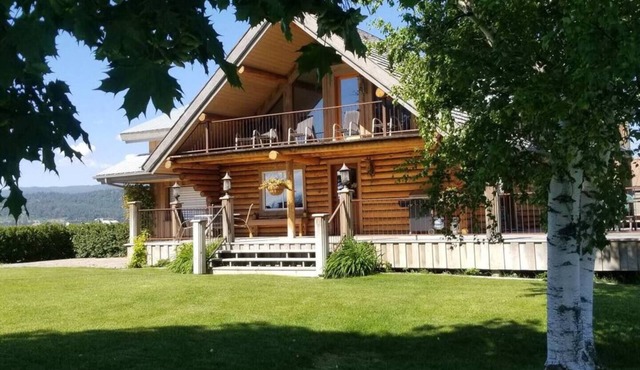 This cabin is a 5 bedroom(s), 3 bathrooms, located in Kalispell, MT.