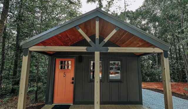 This campground is a 1 bedroom(s), 1 bathrooms, located in Hartwell, GA.