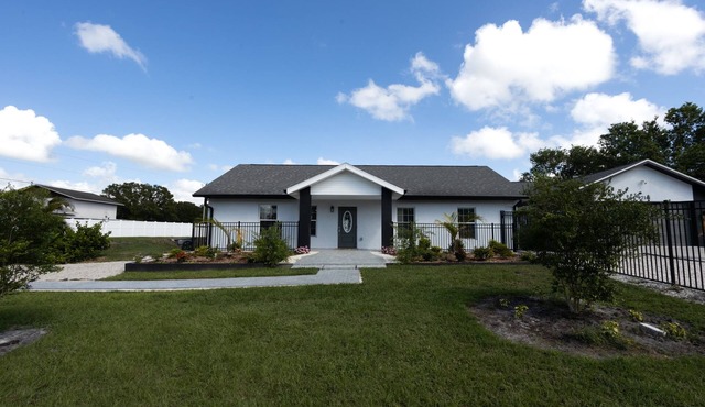 This centrally-located Parrish house has everything you need for a lovely stay!