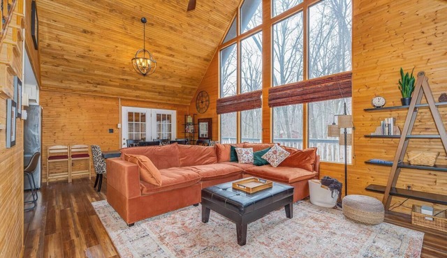 This chalet is a 3 bedroom(s), 2 bathrooms, located in Hedgesville, WV.