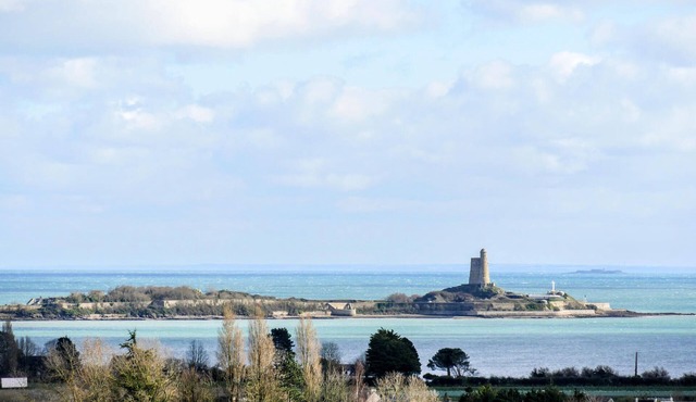 This charming farmhouse welcomes you in Teurthéville-Bocage in the heart of Normandy.