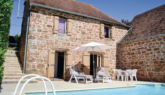 This charming cottage, once a barn, benefits from a quiet and rural location next to an old farmhous