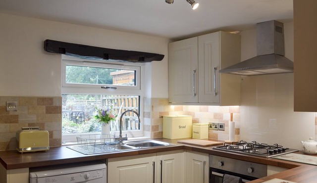 This charming stone cottage is perfectly placed for exploring this lovely part of the High Peak.