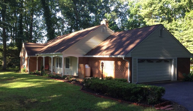 This charming and spacious home on 1.5 acres.SLEEPS 16 and 35 NEARBY COTTAGE