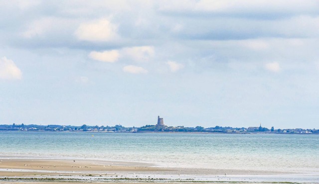 This charming cottage is ideally located at the entrance to the beach.