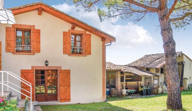 This charming cottage is located in a hamlet ideally situated to discover the countryside as well as