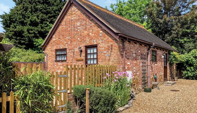 This charming detached cottages is the perfect getaway for a romantic trip.