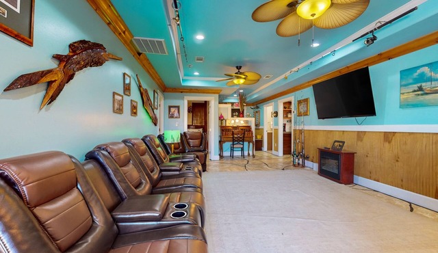 This charming lodge is the ticket to comfort & convenience, everything you need!