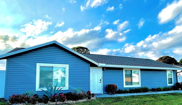 This Charming 3-bedroom house in Royal Palm Beach offers comfort and style!