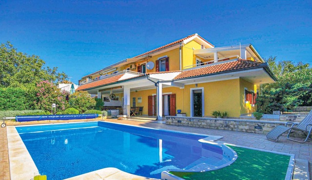 This comfortable semi-detached house with pool is located in the village of Dubrava, near the popula