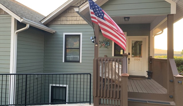 This community is located in the North Georgia mountains and on Lake Chatuge.