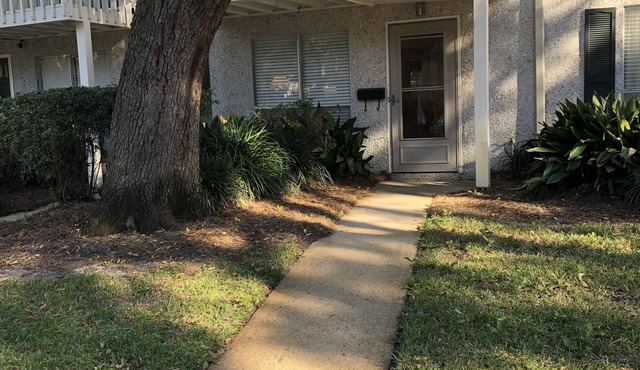 This condo is a stroll to the pier and 10 restaurants and 1.2 miles to beach!