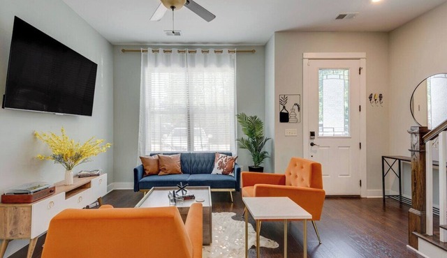 This condominium is a 2 bedroom(s), 2.5 bathrooms, located in Nashville, TN.