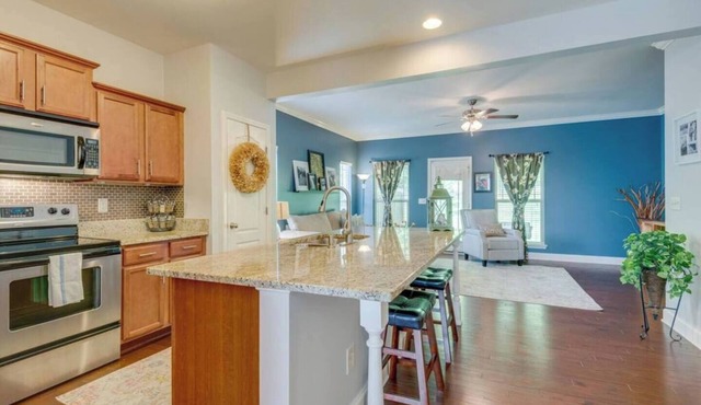 This condominium is a 2 bedroom(s), 2.5 bathrooms, located in Nashville, TN.