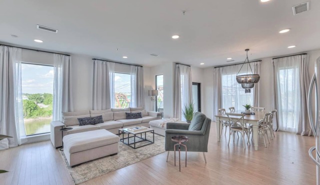 This condominium is a 3 bedroom(s), 2.5 bathrooms, located in Nashville, TN.