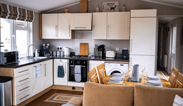 This cosy lodge is located within a caravan community. Pet-Friendly!