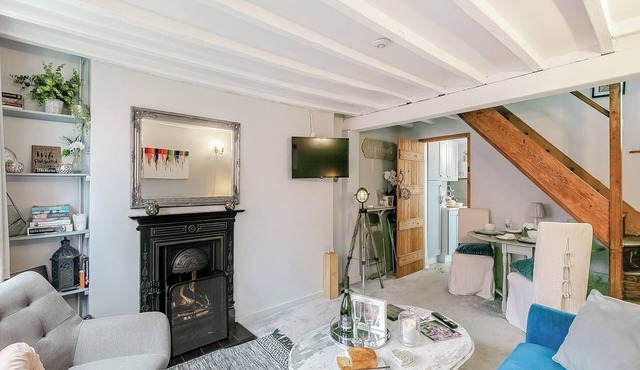 This cosy retreat is the perfect base for exploring the Cotwolds.
