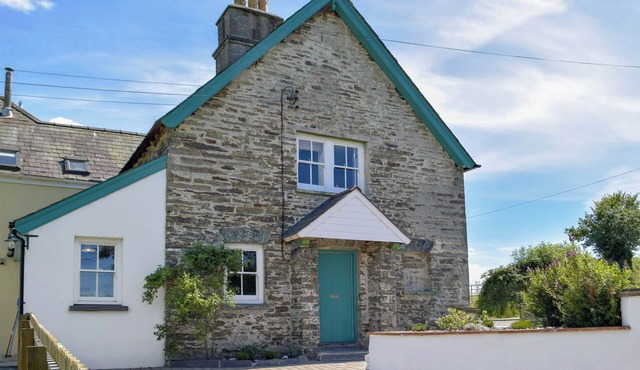 This cosy semi-detached cottage offers an idyllic couple’s retreat.