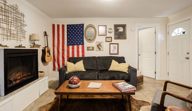 This cottage is a 1 bedroom(s), 1 bathrooms, located in Gold Hill, OR.