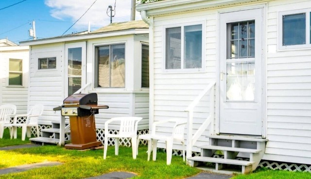 This cottage is a 1 bedroom(s), 1 bathrooms, located in York , ME.