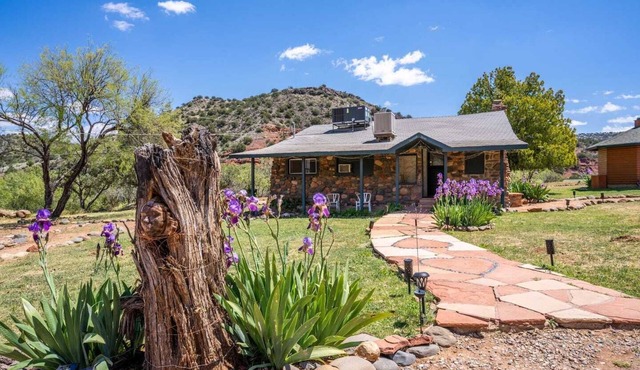 This cottage is a 2 bedroom(s), 1 bathrooms, located in Sedona, AZ.