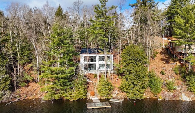 This cottage is along the tranquil banks of the Muskoka River. 4 bed - 3bath