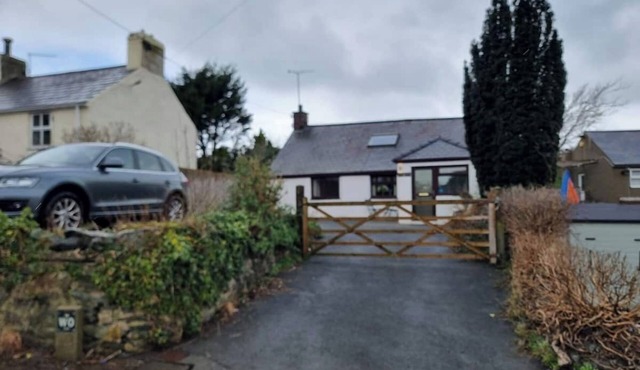 This cottage is located less than 1 mile from Morfa Nefyn beach, the Ty Coch pub