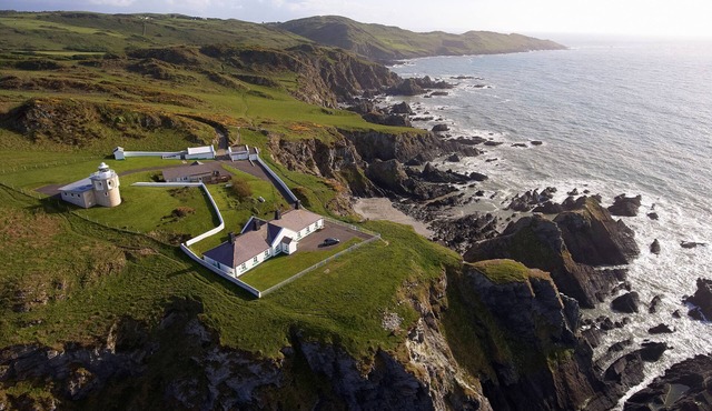 This cottage is part of the Bull Point Lighthouse site, just outside the pretty village of Mortehoe.