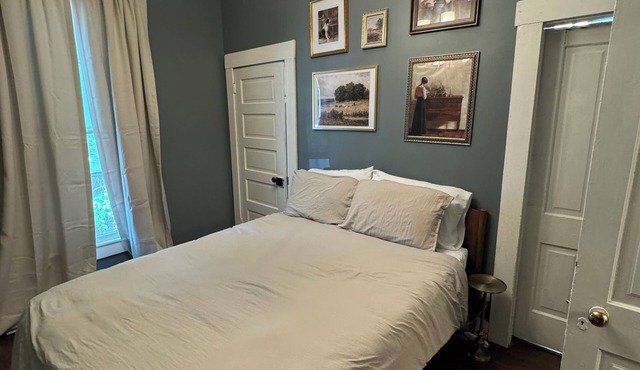 This Cottage is walking distance to downtown and local restaurants